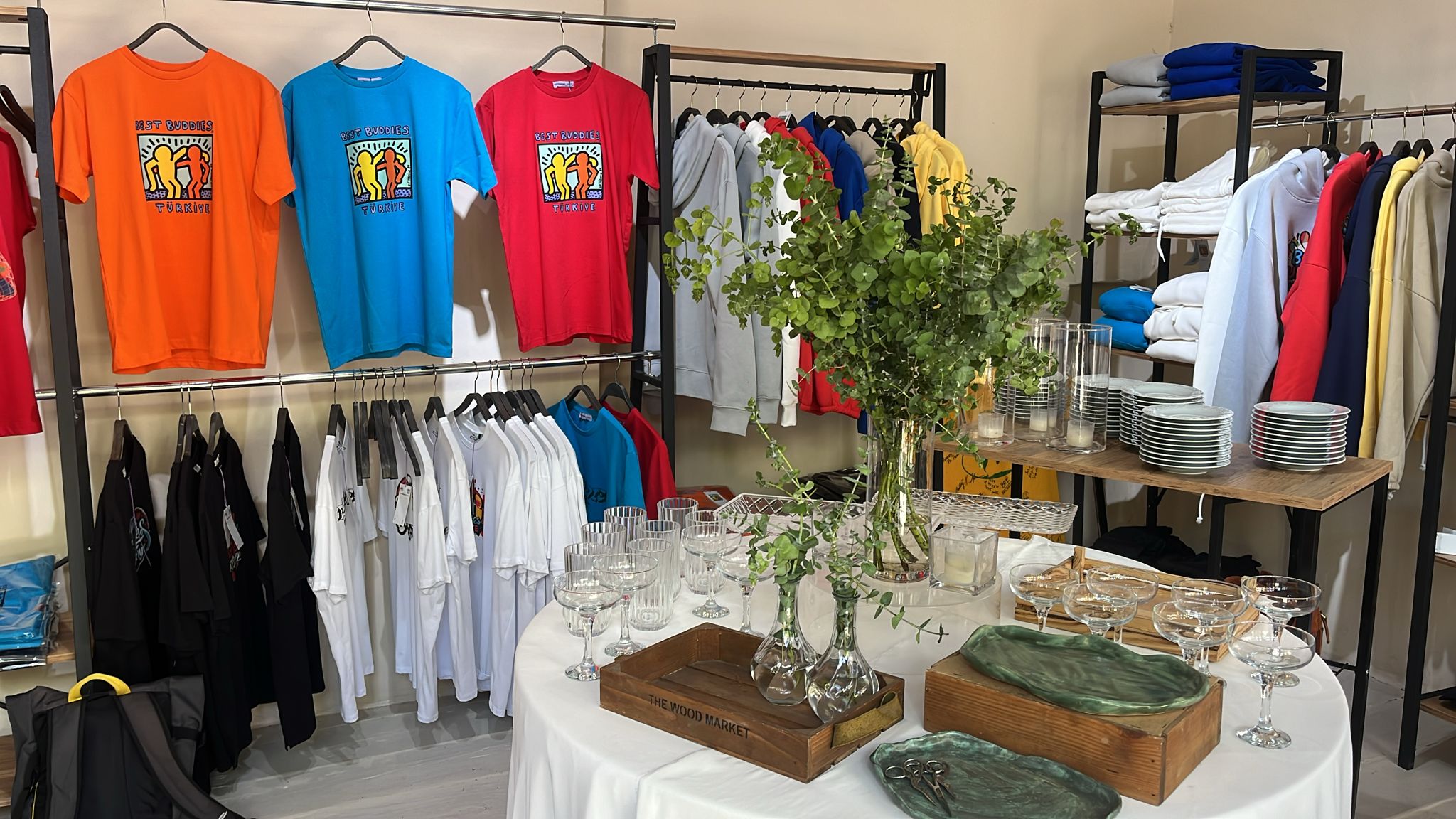 Best Buddies dünyadaki ilk mağazasını Bergama’da açtı.